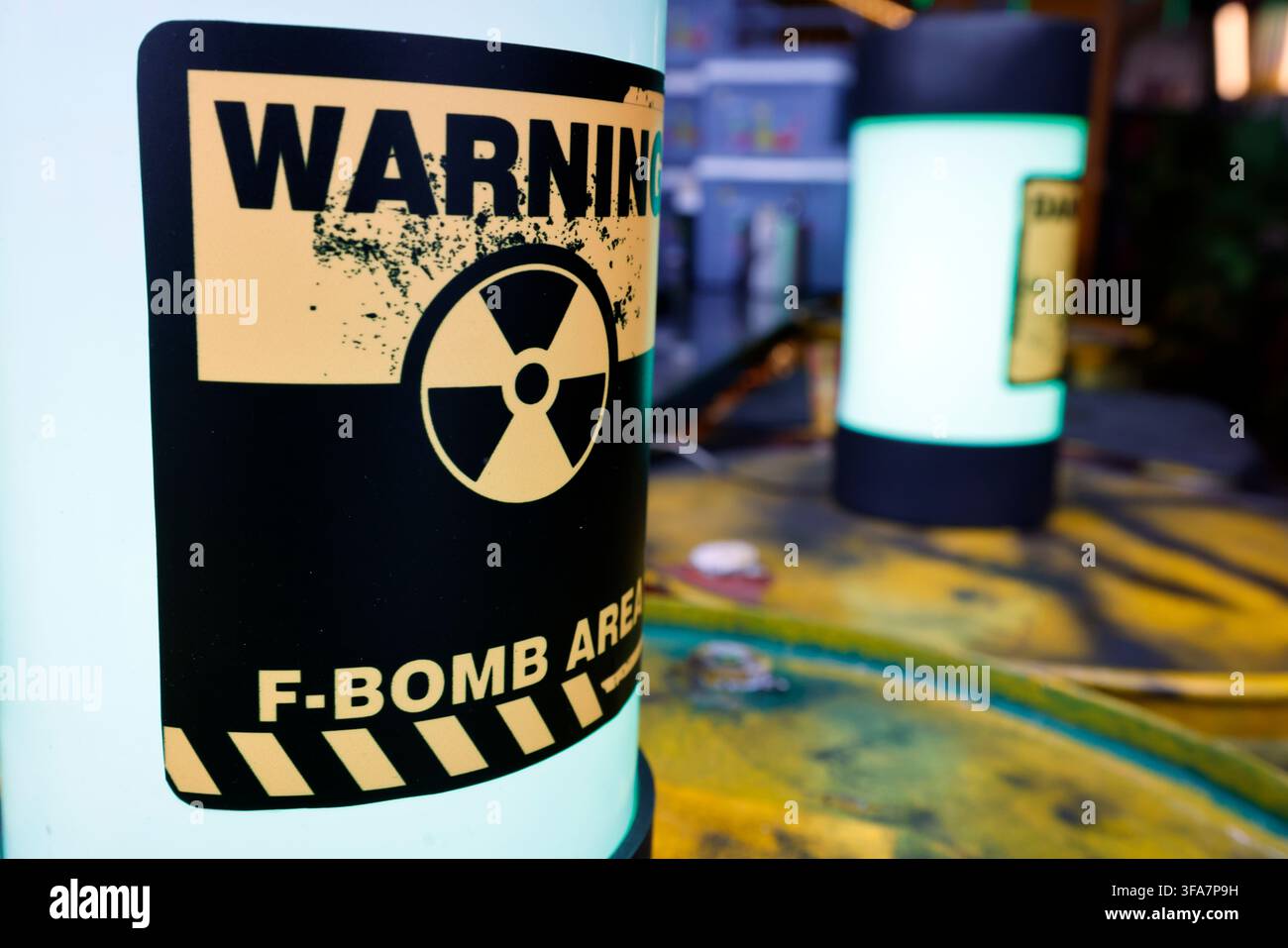 Barile di propizia avvertimento nucleare decorativo etichettato Zona F-Bomb all'interno di un bar colorato. Ho Chi Minh City. Vietnam. Foto Stock
