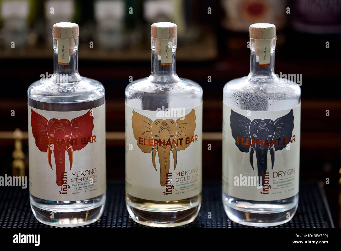 Tre bottiglie di gin Elephant Bar disposte affiancate su un bancone da bar. Siem Reap. Cambogia. Foto Stock