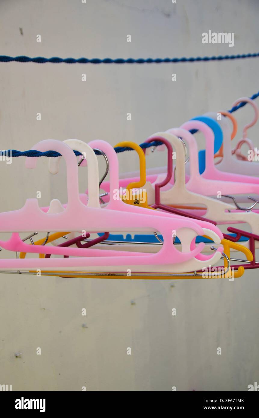 Set di appendiabiti colorati in plastica – Appendini antiscivolo resistenti per il bucato Foto Stock