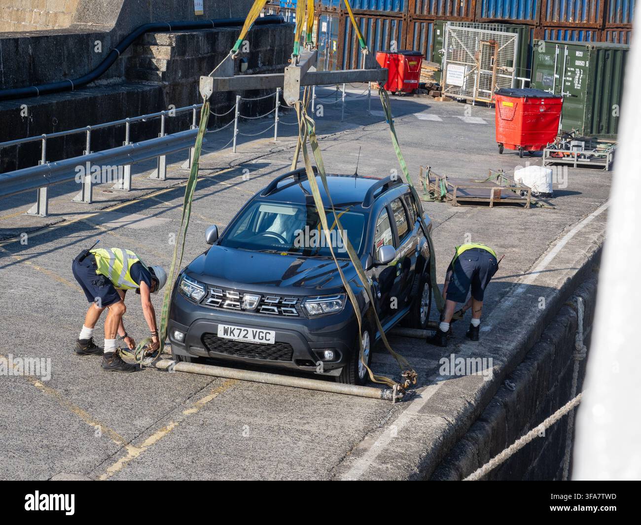 Un'auto sollevata sul traghetto Scillonian per andare alle Isole Scilly nel porto di Penzance, in Cornovaglia, Regno Unito. Foto Stock