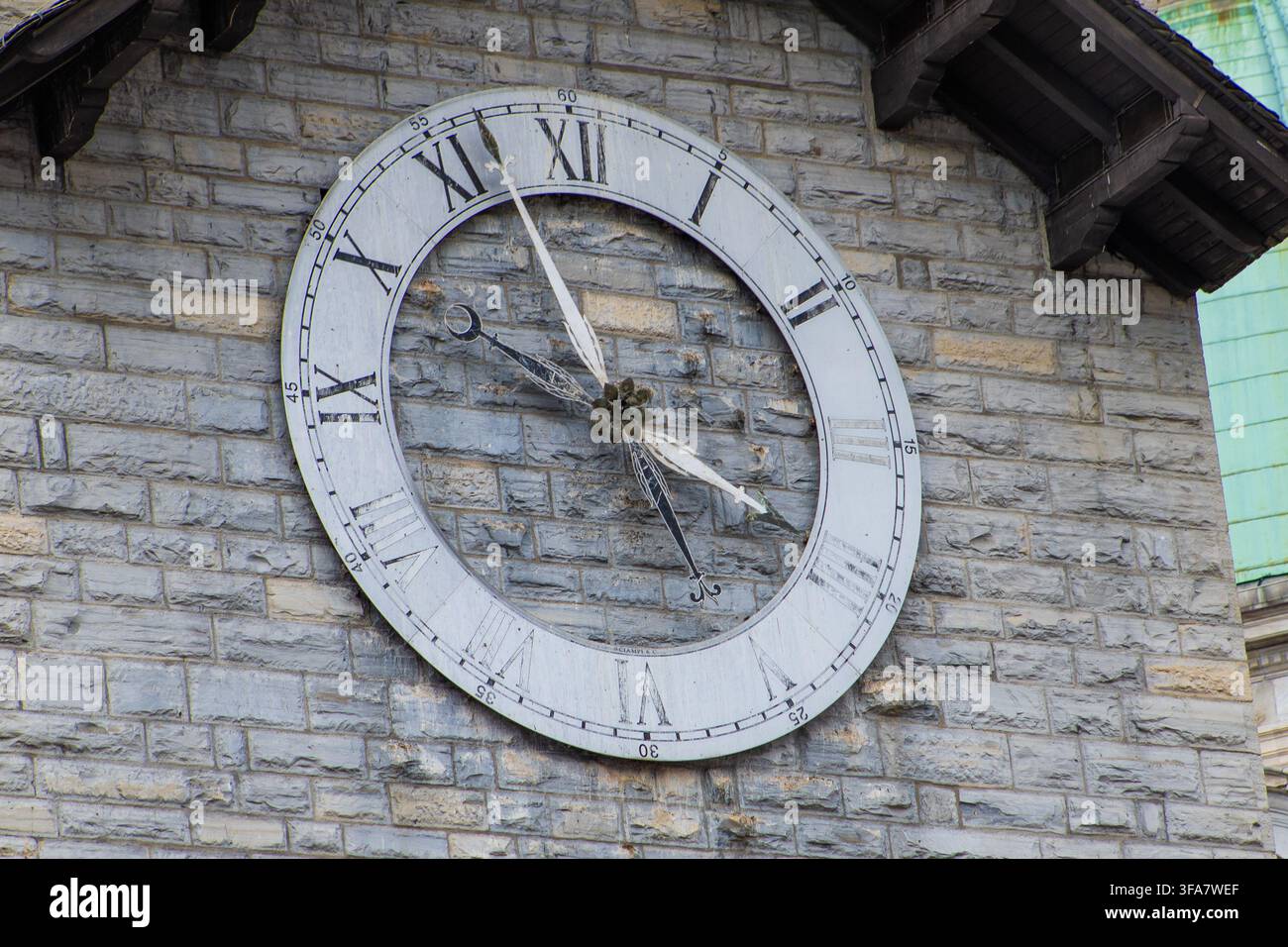 Dettaglio architettonico della chiesa di Como con grande orologio storico sulla facciata della torre del Broletto a Como, Italia. Foto Stock