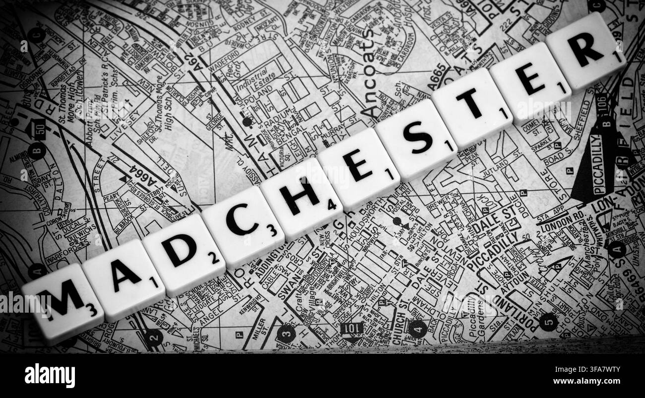 Piastrelle con lettere Madchester su una mappa A-Z di Manchester, che richiamano Factory Records, The Haçienda, famose band e le personalità musicali della città Foto Stock