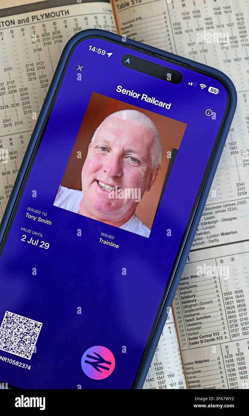 Tessera ferroviaria digitale per anziani di tre anni mostrata su uno smartphone sopra un orario ferroviario, che offre agli over 60 un terzo di sconto sulla maggior parte delle tariffe dei treni. Foto Stock