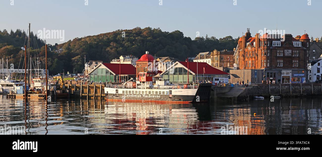 Ferry CalMac Loch Striven nel porto di Oban alla luce della sera Foto Stock