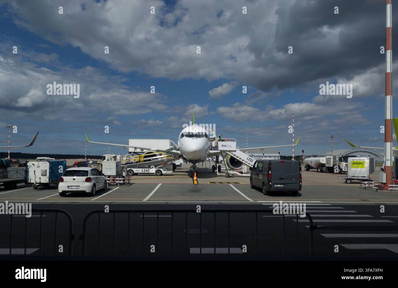 Airbus A220-300 a terra all'aeroporto di Riga. Foto Stock