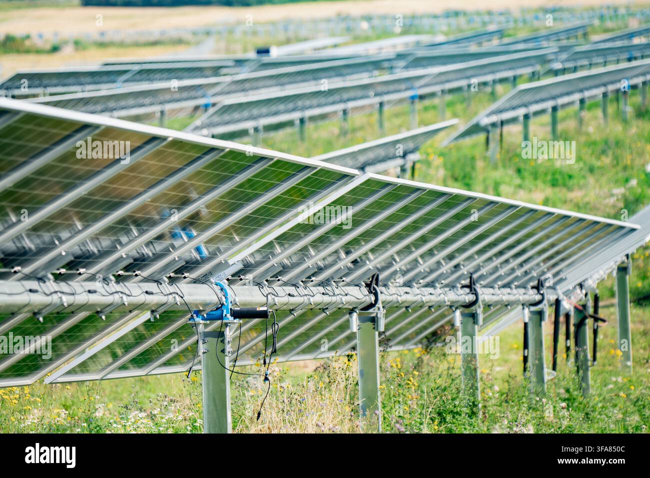 Meccanismo di tracciamento solare motorizzato con gruppo tubo di coppia e struttura di montaggio dei pannelli fotovoltaici per la gestione degli asset energetici rinnovabili Foto Stock