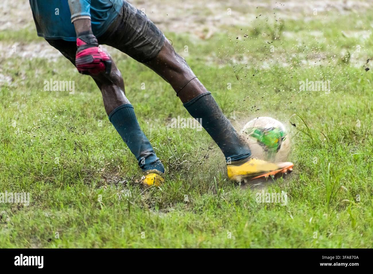 Portiere di calcio che corre per calciare il pallone da calcio Foto Stock