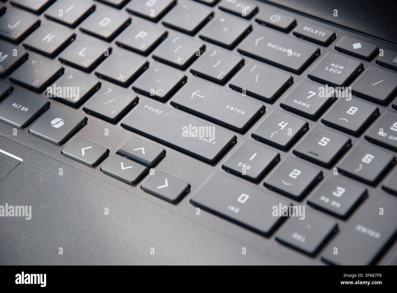 Tastiera del computer in primo piano. Sfondo della tastiera di un laptop da gioco. Tasto Invio Foto Stock