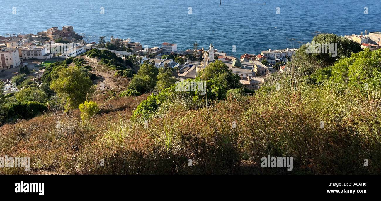Bellissimo paesaggio scenografico di colline costiere verdi che si affacciano sul mar Mediterraneo - Immagine stock catturata con smartphone