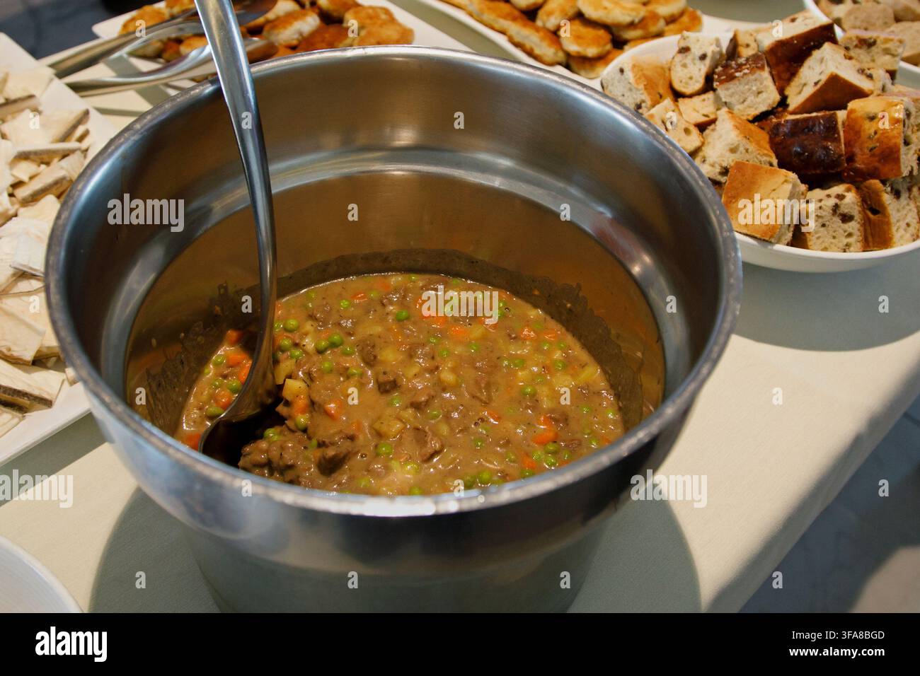Stufato di carne di bue muschiato con verdure, un cibo tradizionale inuit cucinato a Uummannaq, in Groenlandia. Foto Stock