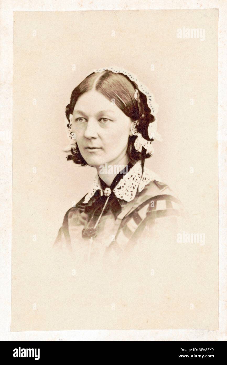 Florence Nightingale (1820-1910). Un ritratto fotografico della fondatrice dell'assistenza infermieristica moderna che ha ispirato le infermiere americane durante la guerra civile. Di William Edward Kilburn, fotografo? ca. 1856, stampato tra il 1862 e il 1877. Florence Nightingale era una riformatrice sociale, statistica e fondatrice dell'assistenza infermieristica moderna inglese. Nightingale è diventata famosa mentre serviva come direttrice e formatrice di infermiere durante la guerra di Crimea, in cui ha organizzato l'assistenza ai soldati feriti a Costantinopoli Foto Stock