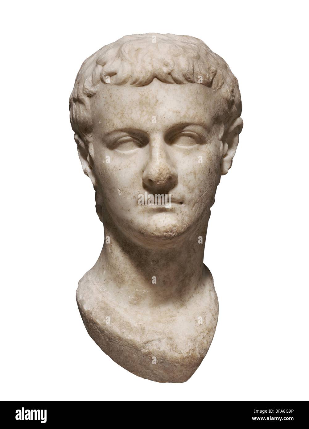 Testa di ritratto di Caligola. Romano, 37-41 d.C. Marmo Questo raro ritratto raffigura il terzo imperatore di Roma, Gaio Cesare, noto come Caligola. Scavato durante il suo turbolento regno di quattro anni, i suoi tratti giovanili contrastano con i resoconti letterari sulla sua crudeltà. I suoi capelli sono pettinati in avanti, imitando il suo bisnonno Augusto per rafforzare il suo diritto dinastico a governare. Dopo il suo assassinio nel 41 d.C., il Senato ordinò una damnatio memoriae per cancellare la sua memoria, distruggendo o rimodellando la maggior parte delle statue. Questa testa è uno dei pochi ritratti intatti sopravvissuti. Foto Stock