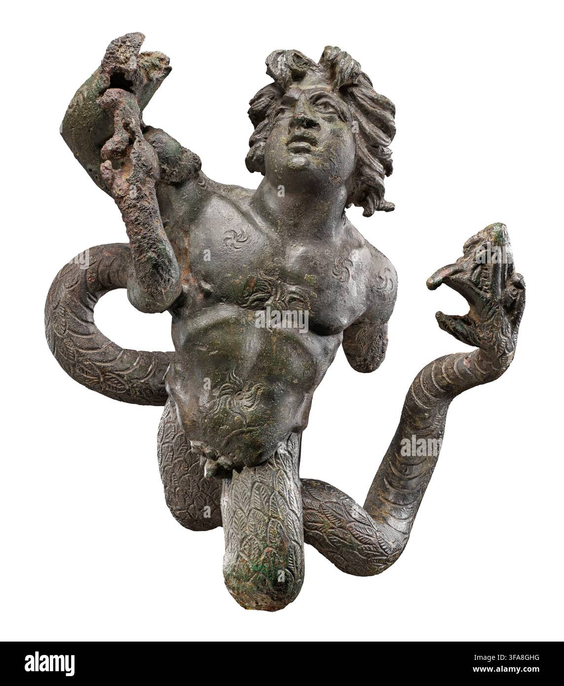 Statuetta di un Gigante con gambe di serpente – una scultura in bronzo romana risalente tra il 180 e il 220 d.C. Nella mitologia classica, i giganti con gambe di serpente erano i figli di Gaia (la Terra) che famosamente condussero una guerra contro gli dei dell’Olimpo in una battaglia cosmica nota come Gigantomachia. Le rappresentazioni artistiche di queste creature spesso li raffiguravano in pose di combattimento dinamiche, simboleggiando il caos e le forze della natura primordiale che si scontrano con l’ordine divino. Foto Stock