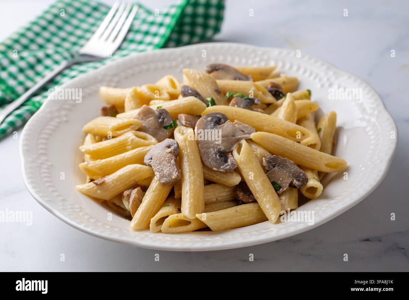 Penne con salsa cremosa ai funghi. Foto Stock
