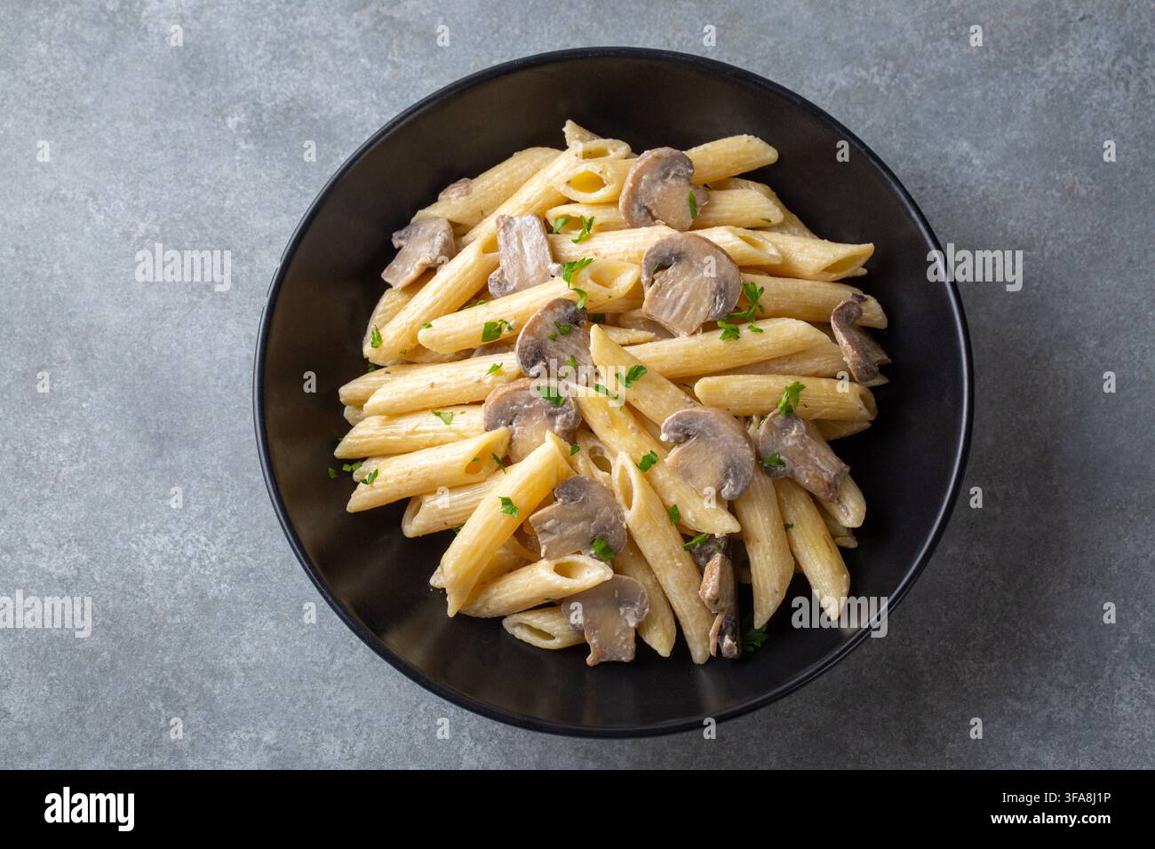 Penne con salsa cremosa ai funghi. Foto Stock