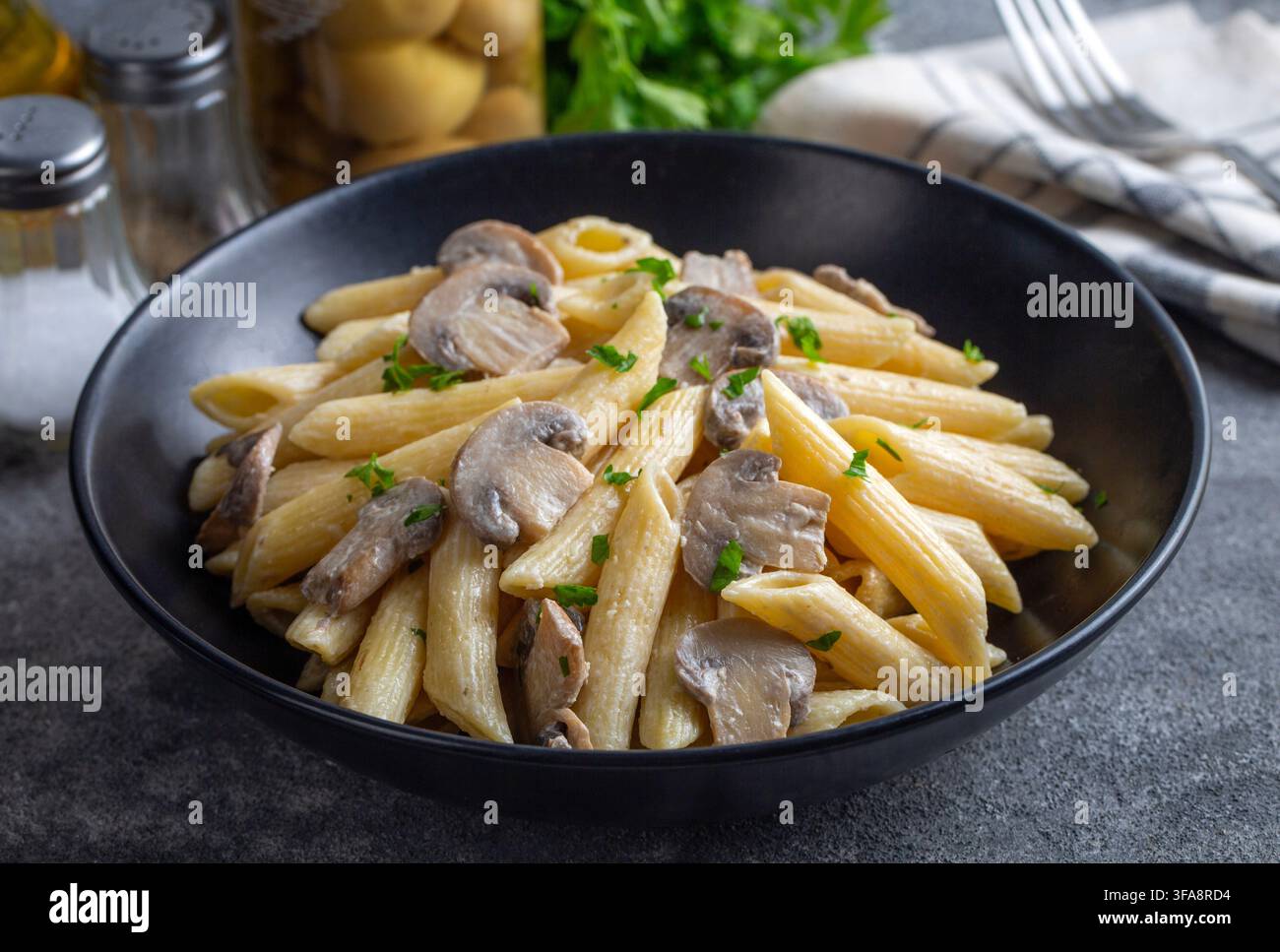 Penne con salsa cremosa ai funghi. Foto Stock
