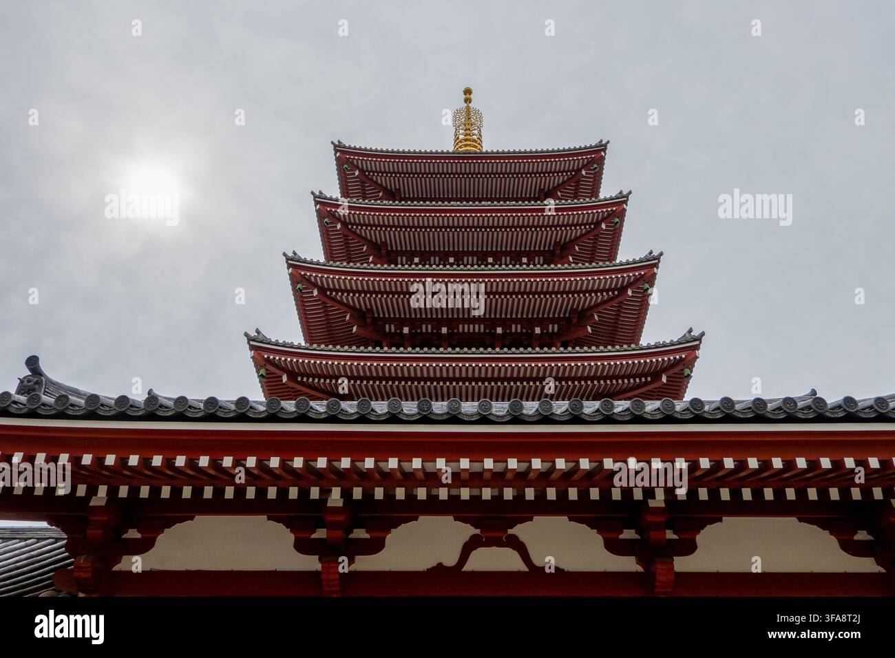 Tempio Senso-ji, pagoda a cinque piani e architettura tradizionale giapponese ad Asakusa, Tokyo Foto Stock