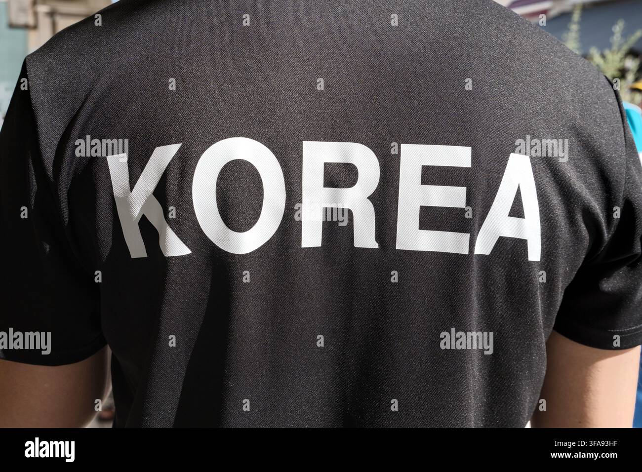 Maglietta nera con scritta bianca "KOREA" sul retro, adatta per contesti di moda e streetwear. Foto Stock