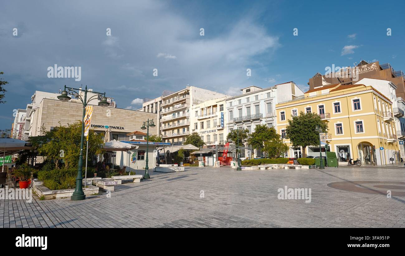 Piazza cittadina con caffè di strada e facciate di edifici tradizionali a Patras, Grecia. Foto Stock
