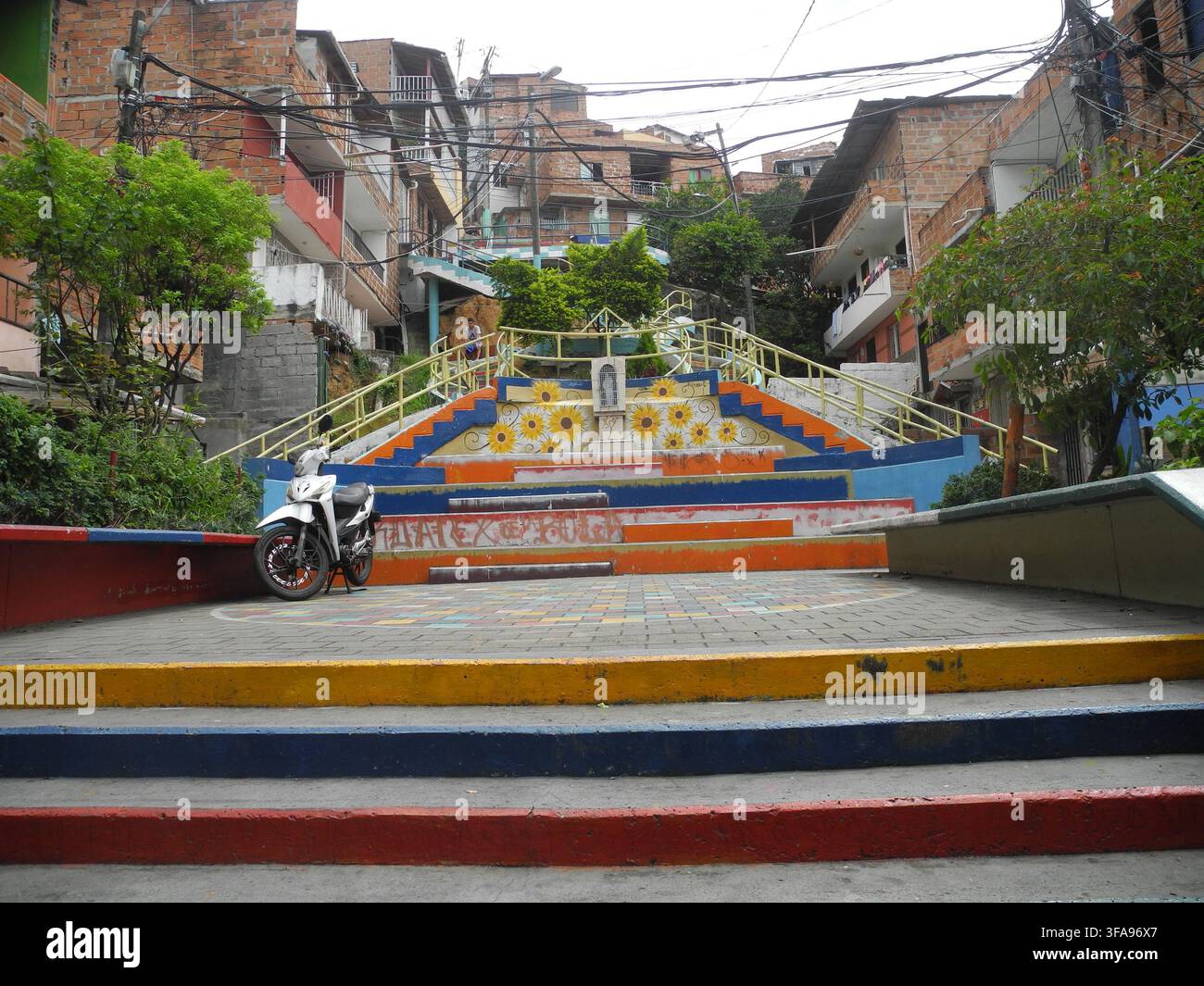 Scalinata pubblica colorata a Comuna 3, Medellín, Colombia Foto Stock