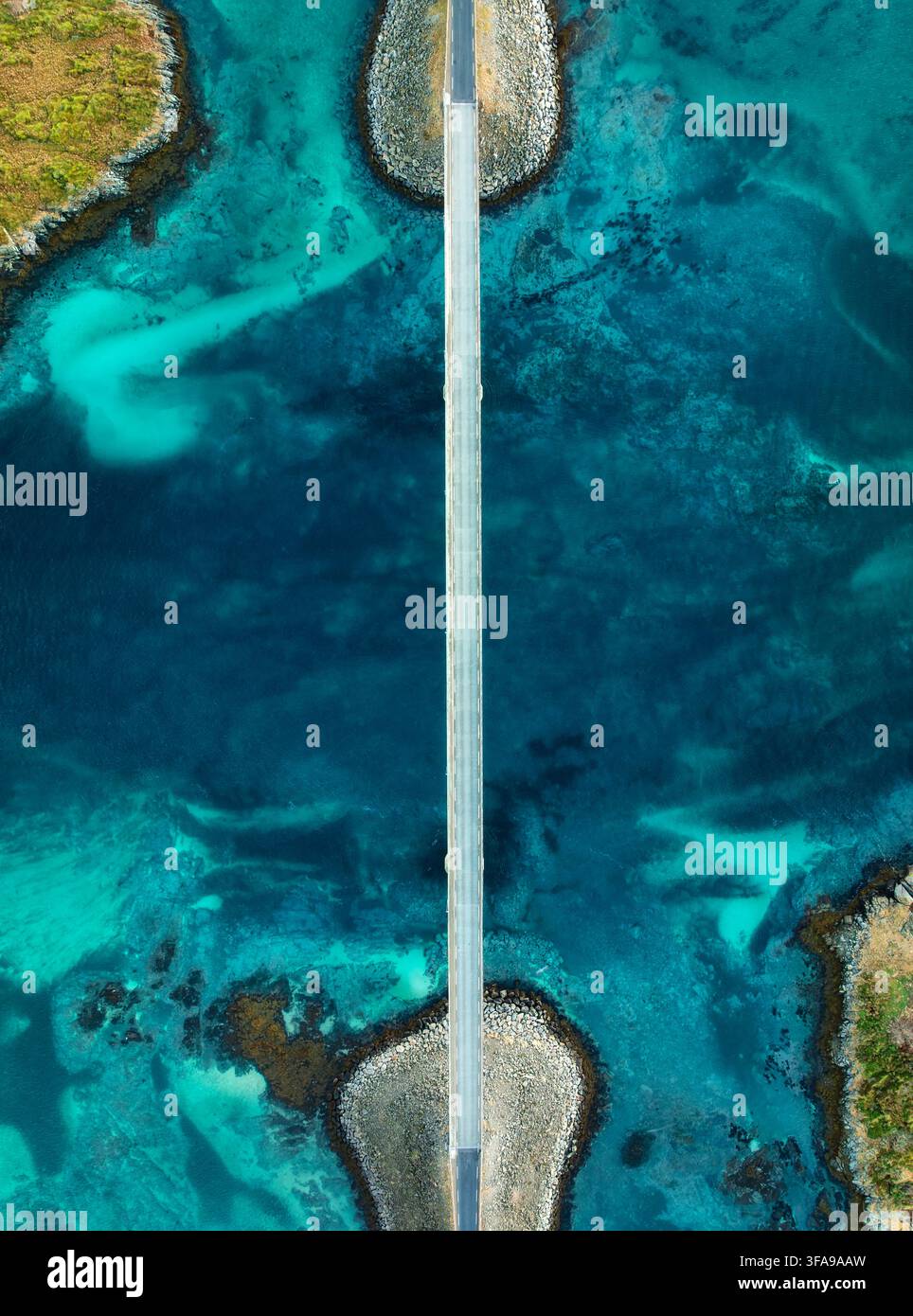 Vista aerea della strada dei ponti di Fredvang sull'acqua turchese dell'oceano Foto Stock
