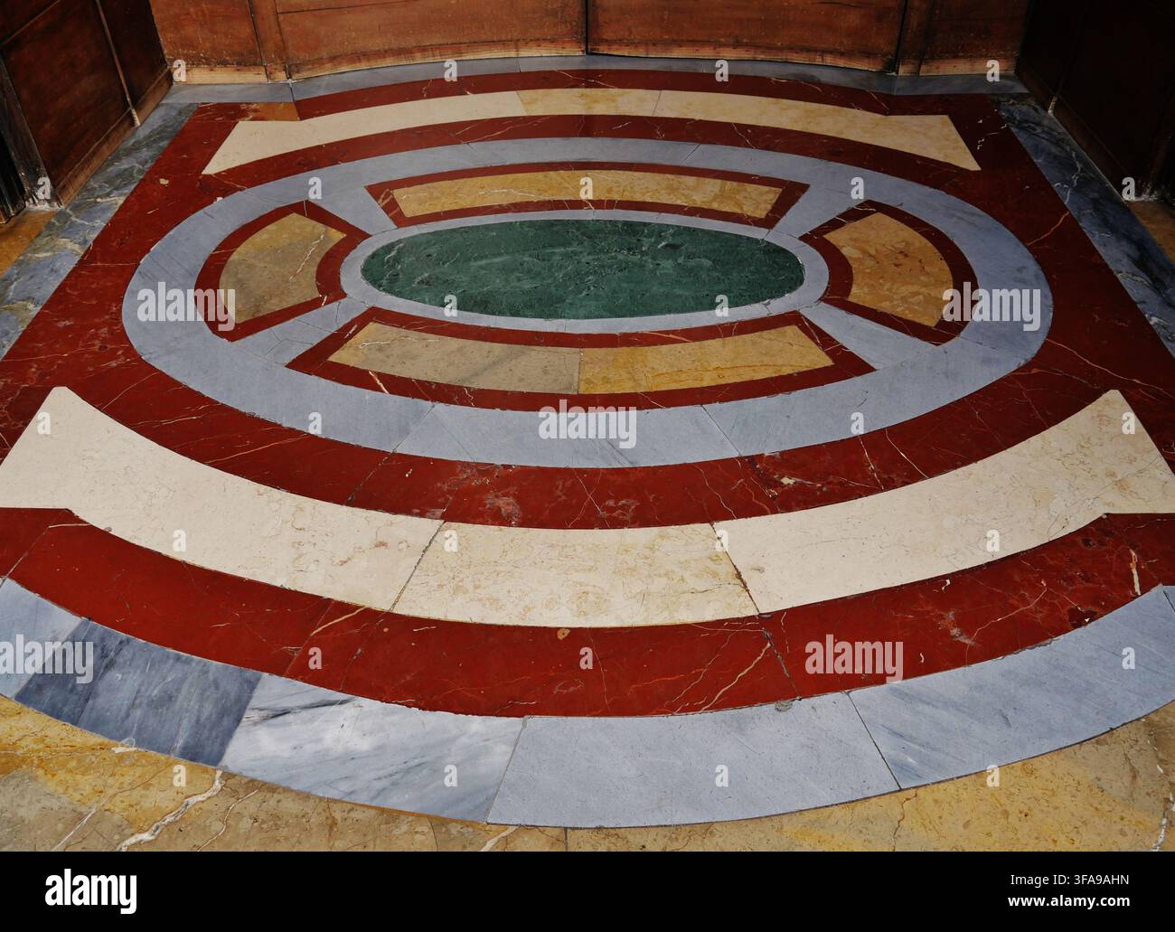 Pavimentazione della Chiesa di San Rocco all'Augusteo, Roma, Lazio, Italia, aprile 2024 Foto Stock