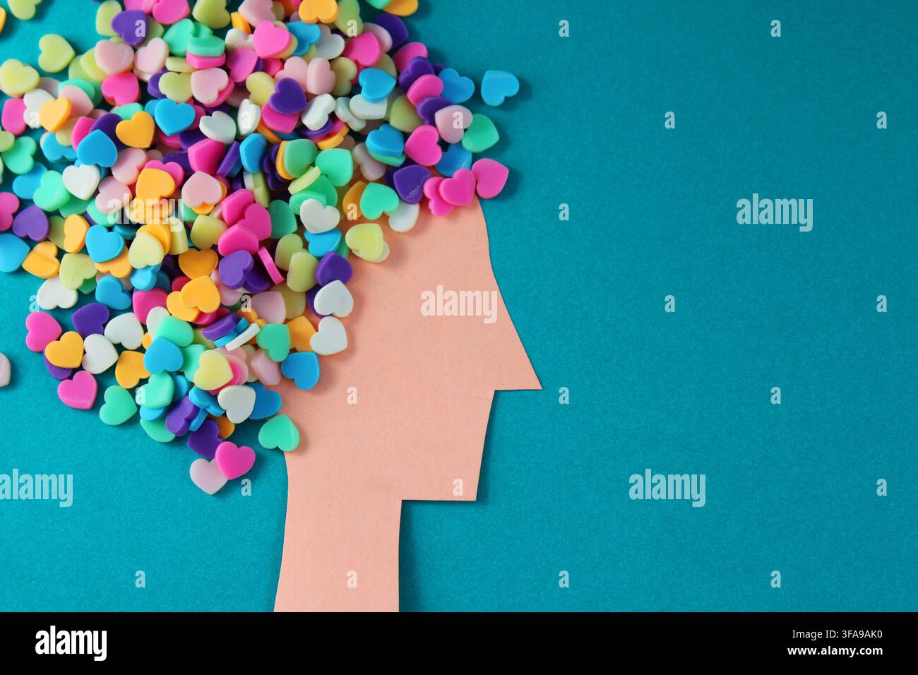 Persona piena di pensieri positivi d'amore Foto Stock