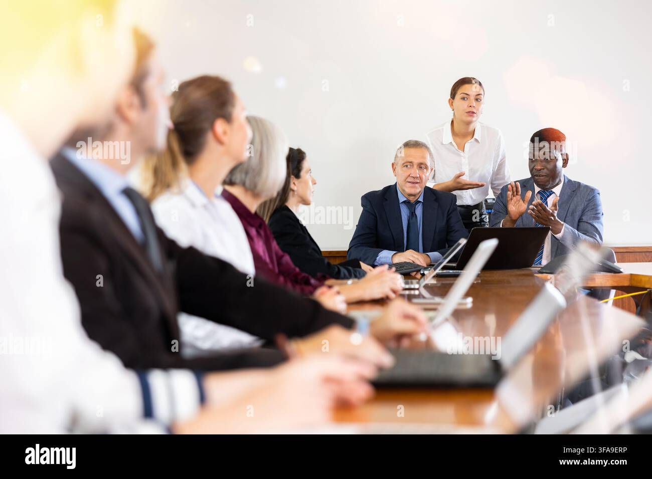 Persone in viaggio d'affari che discutono del piano di lavoro nella sala riunioni Foto Stock