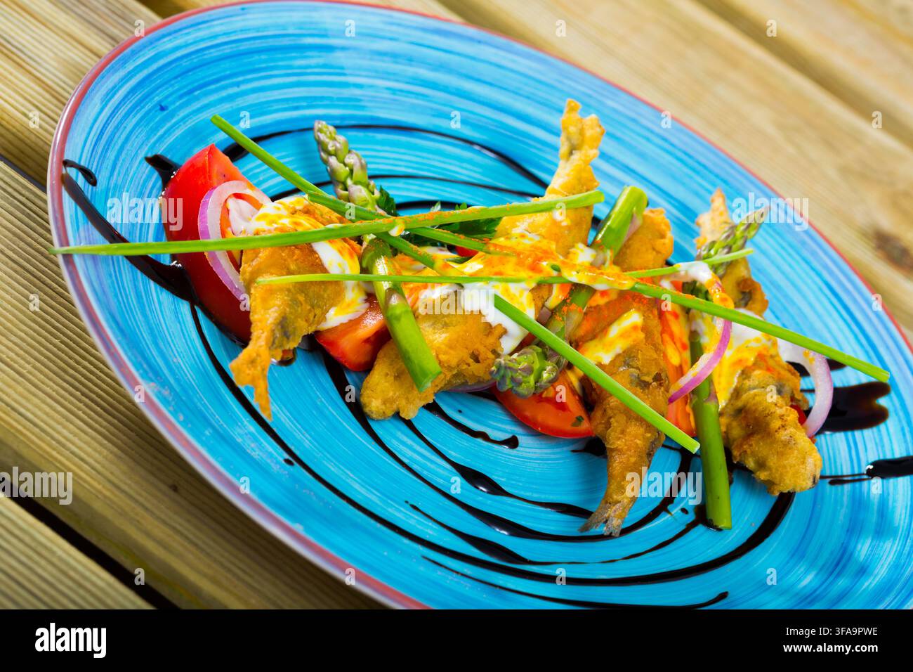 Fritto in pastella con salsa cremosa allo zenzero, pomodori, pasta balsamica Foto Stock