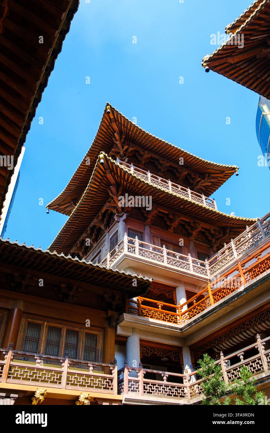 Architettura tradizionale cinese al tempio di Jing'an a Shanghai Foto Stock