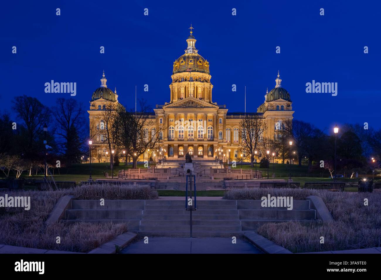 L'edificio del Campidoglio dello Stato dell'Iowa illuminato di notte a Des Moines, Iowa, USA. Foto Stock
