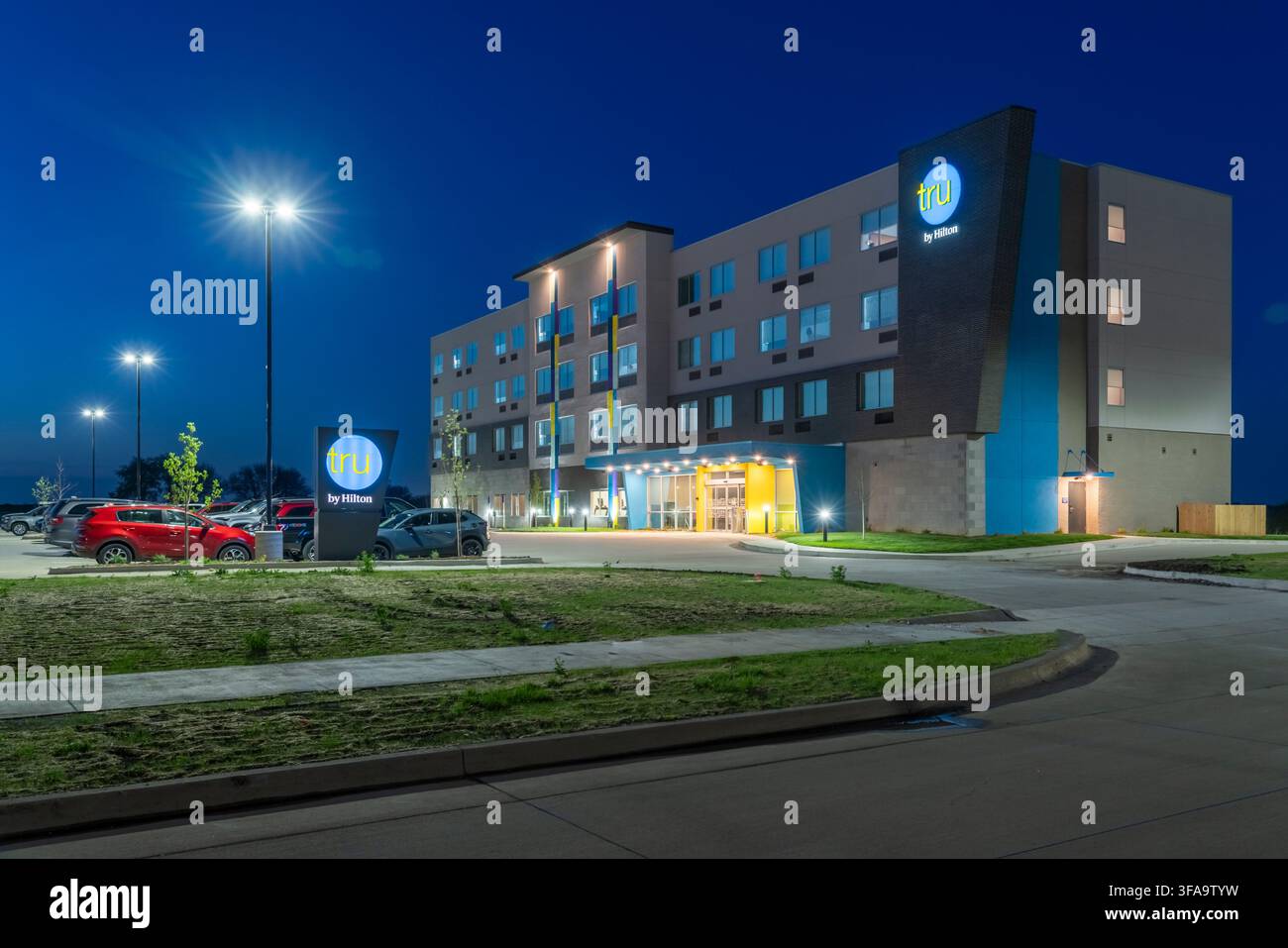 Il Tru by Hilton Hotel di notte a Des Moines, Iowa, USA. Foto Stock