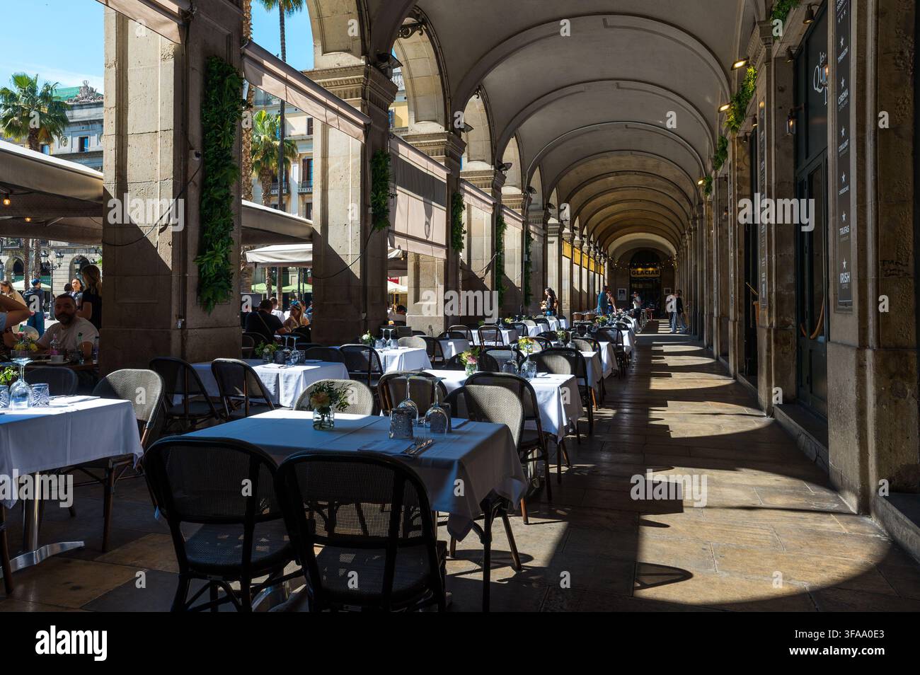 Tavoli da ristorante sulla terrazza di Piazza Plaza Real a Barcellona Foto Stock