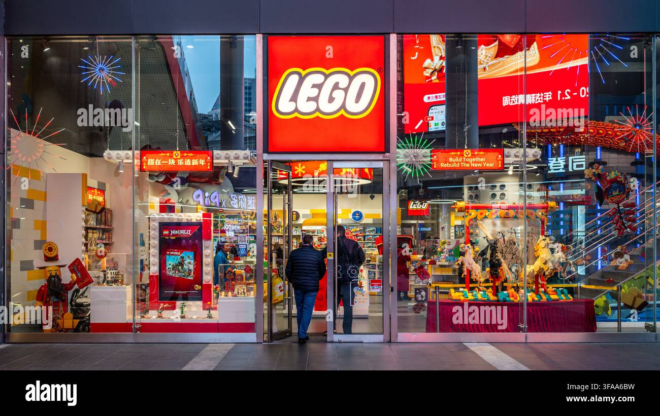 Shanghai Cina, 27 gennaio 2026: Persone che entrano nel negozio ufficiale Lego con il logo del marchio Lego su Nanjing East road a Shanghai Cina Foto Stock