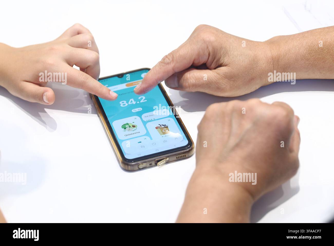 Concetto di tecnologia digitale moderna per la consapevolezza ambientale, la sostenibilità e lo stile di vita verde. Primo piano di mani che indicano uno schermo mobile Foto Stock