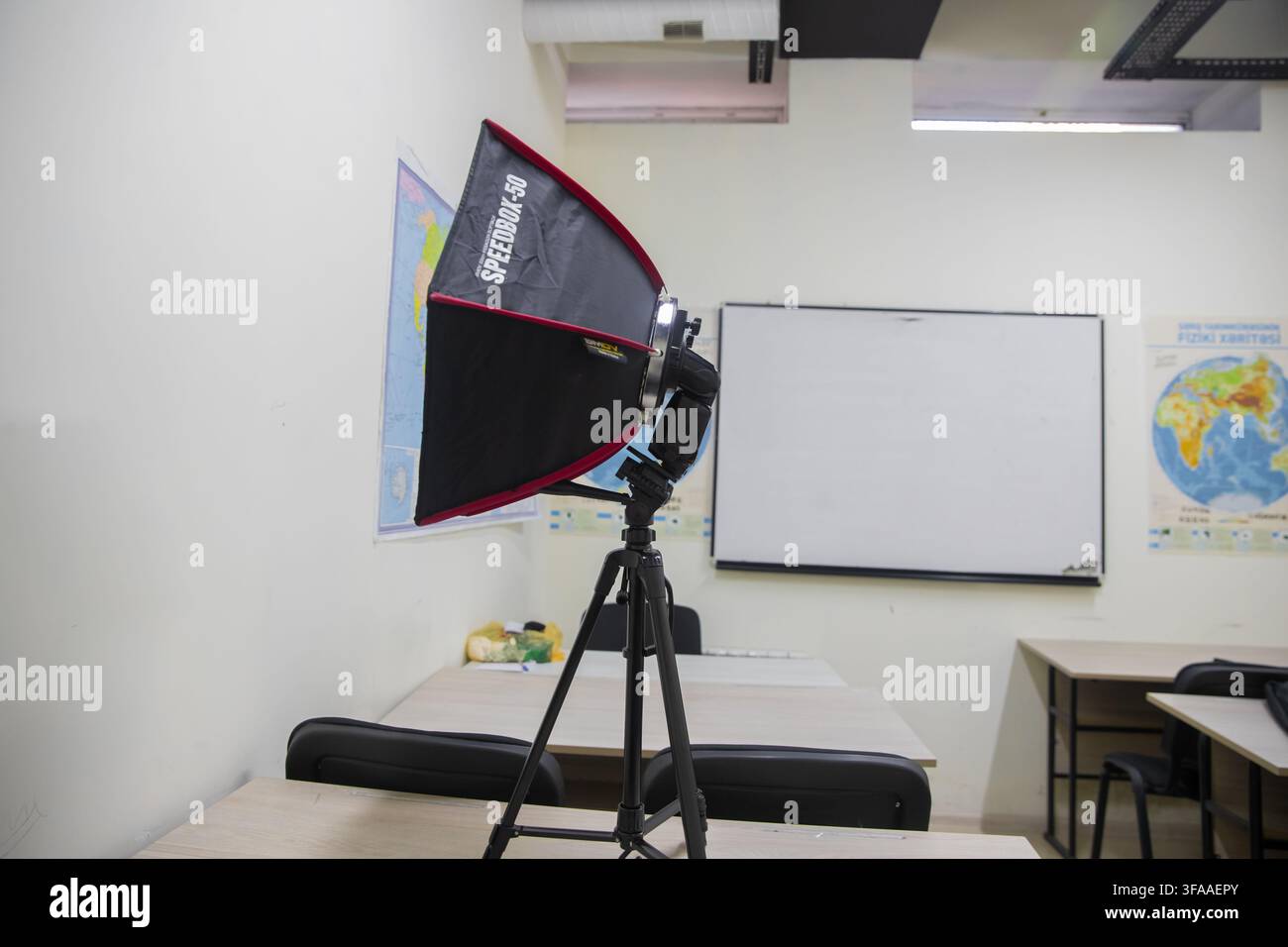 Attrezzatura di illuminazione professionale in studio per fotografia indoor, registrazione video o streaming. Softbox compatta con speedlight per fotocamera montato su Foto Stock