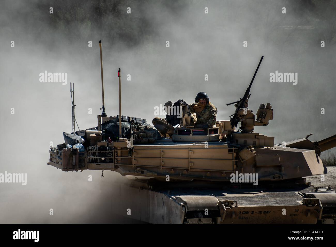 Un equipaggio di carri armati assegnato al 2° Battaglione, 12° Reggimento di Cavalleria, 1° Divisione di Cavalleria, conduce un esercizio di tiro con i suoi carri armati M1A2 Abrams su Fo Foto Stock