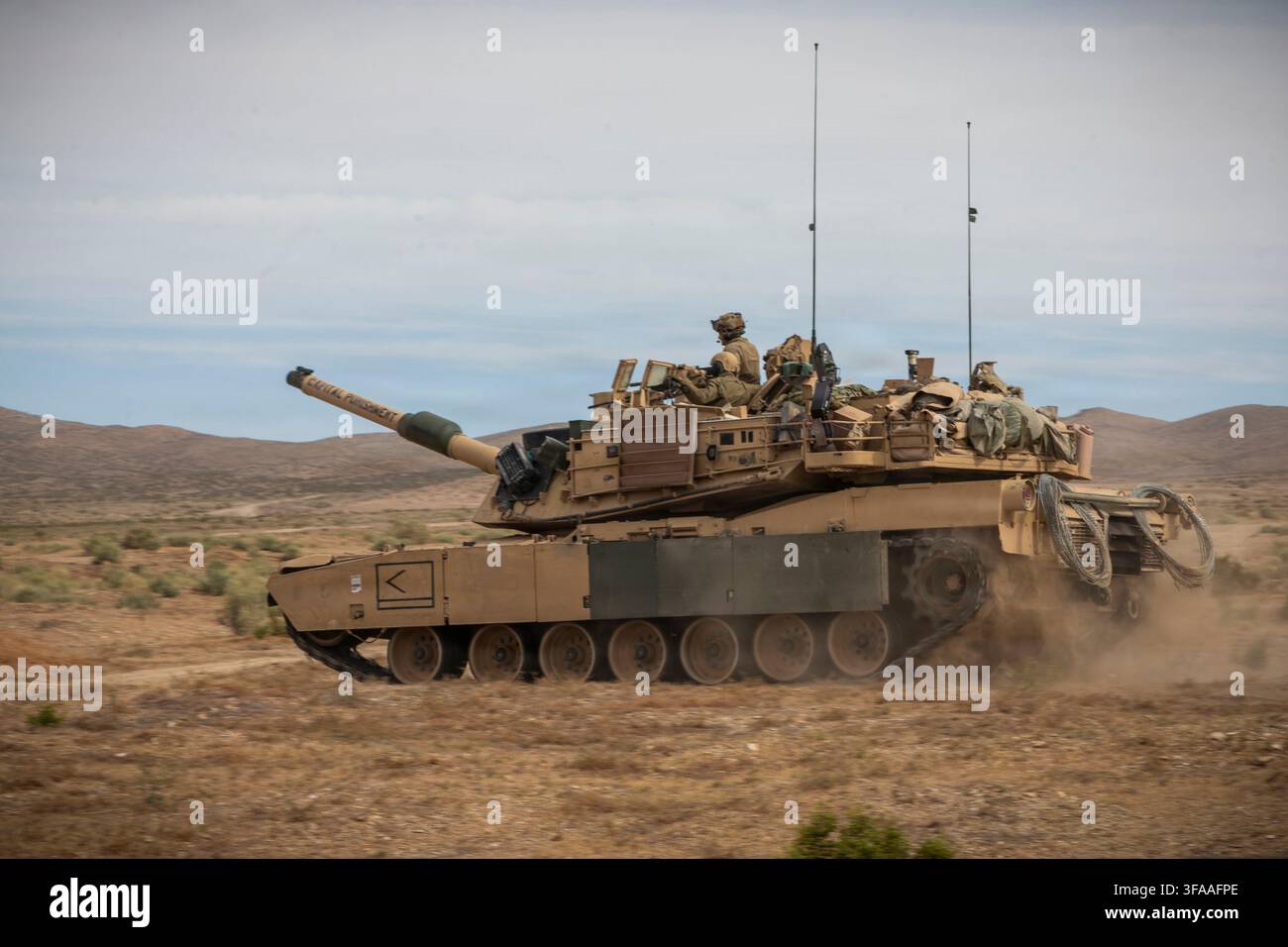 Soldati statunitensi assegnati al 1° Battaglione di Armi Combinate, 18° Reggimento di Fanteria, 2° Brigata da Combattimento Corazzata, 1° Divisione di Fanteria manovrano una M Foto Stock