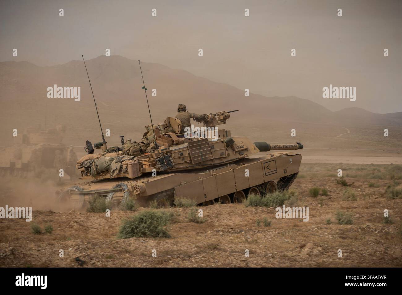 Soldati statunitensi assegnati al 1° Battaglione di Armi Combinate, 18° Reggimento di Fanteria, 2° Brigata da Combattimento Corazzata, 1° Divisione di Fanteria manovrano una M Foto Stock