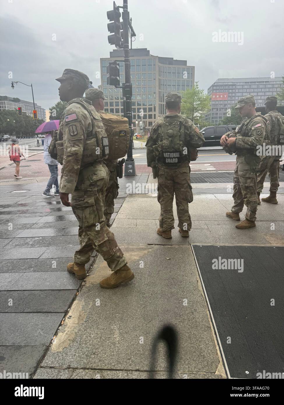 Immagine a colori della Guardia Nazionale vicino alla stazione della metro Navy Yard a Washington, DC Foto Stock