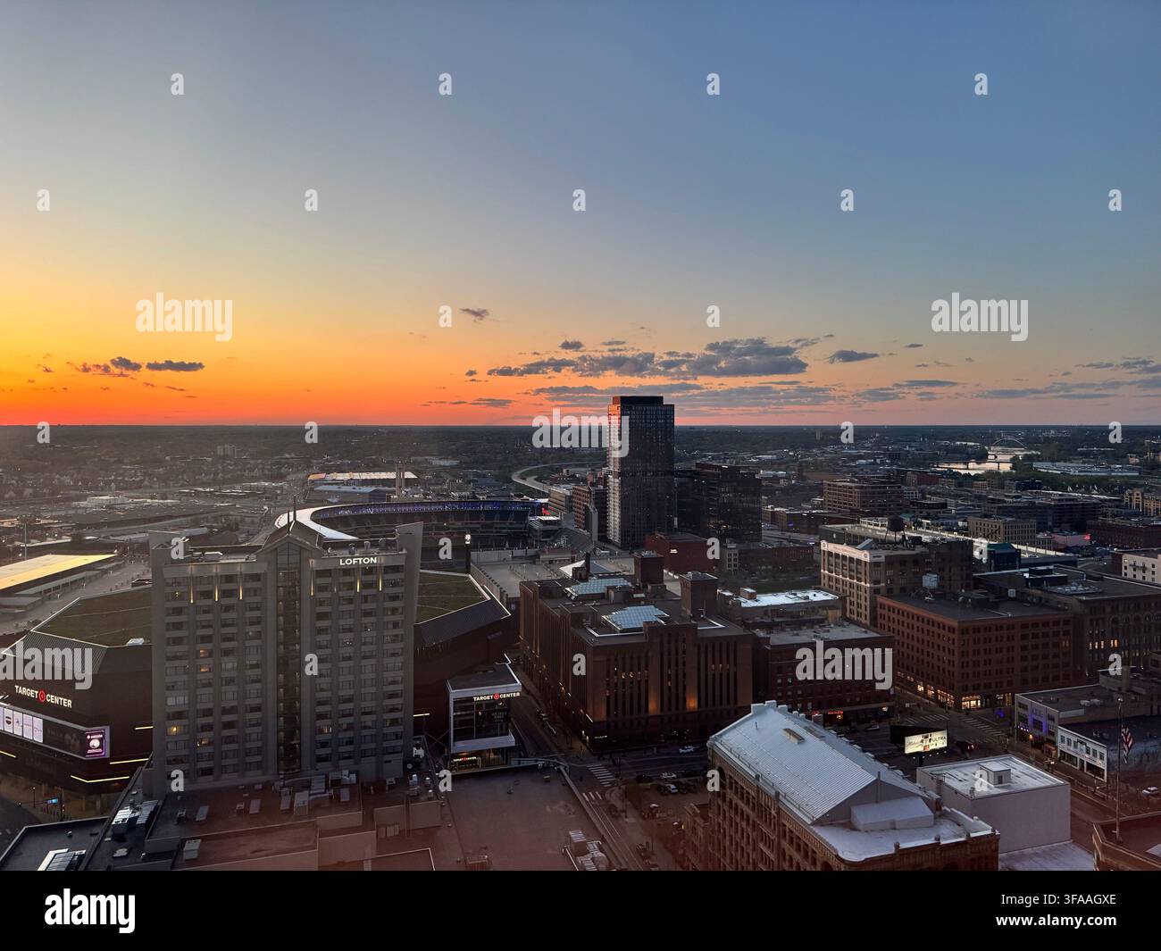 Vista del centro di Minneapolis, Minnesota al tramonto dalla camera di un hotel all'ultimo piano Foto Stock