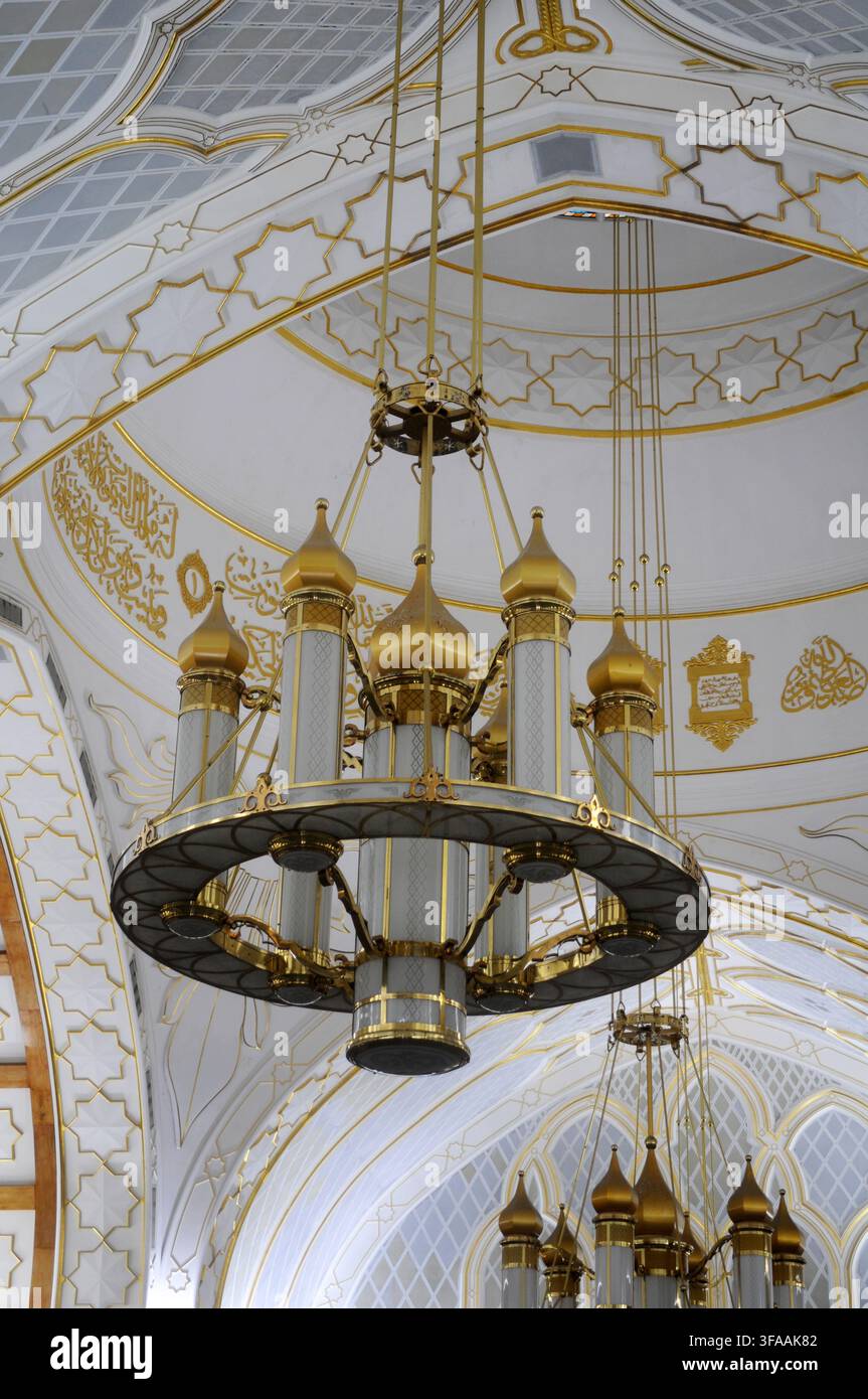 Vista interna della moschea Omar Ali Saifuddien che mostra un lampadario ornato, Bandar Seri Begawan, Brunei. Foto Stock