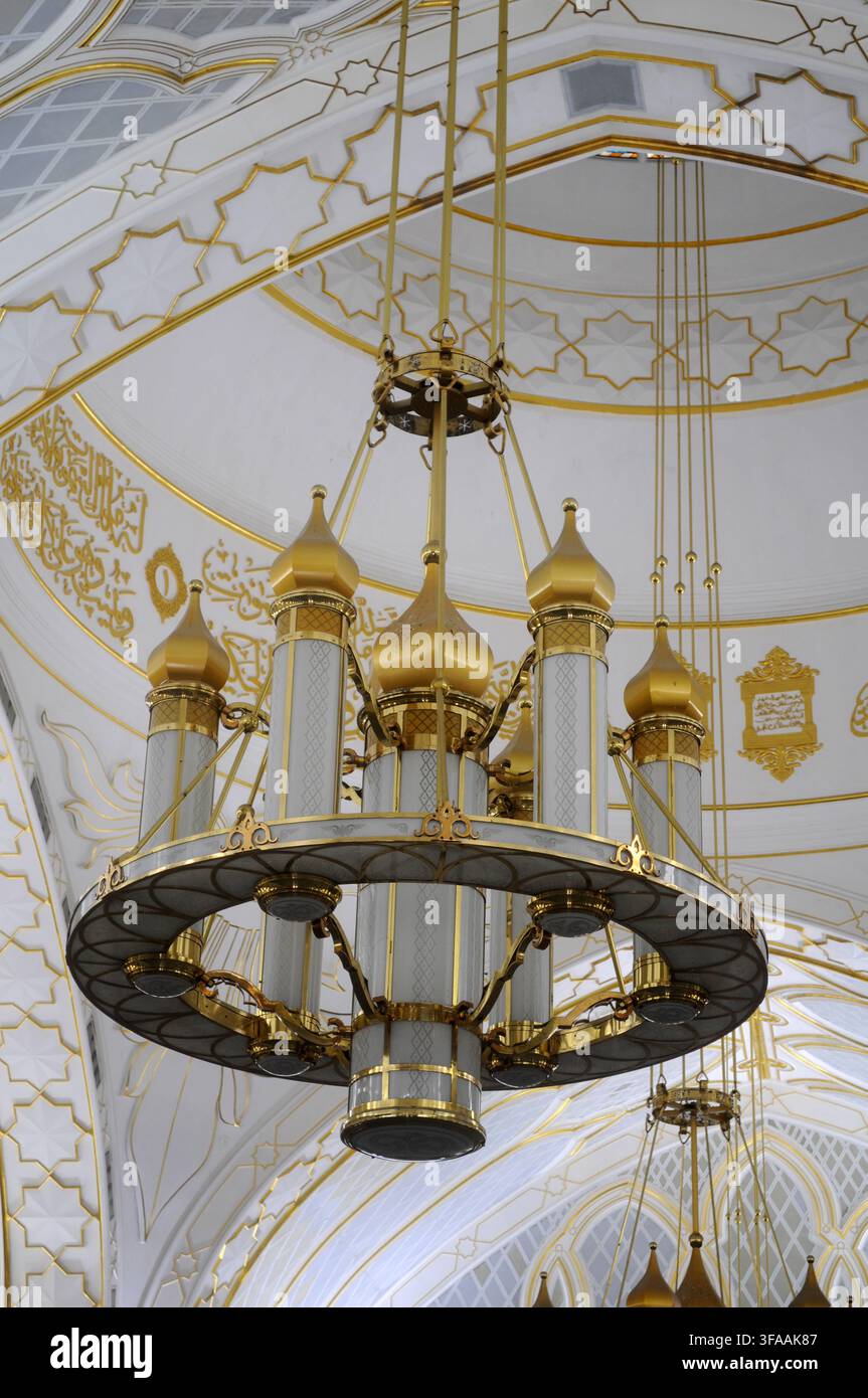 Vista interna della moschea Omar Ali Saifuddien che mostra un lampadario ornato, Bandar Seri Begawan, Brunei. Foto Stock