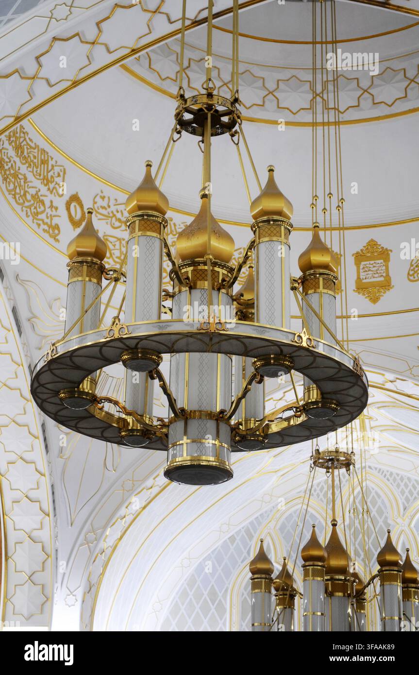 Vista interna della moschea Omar Ali Saifuddien che mostra un lampadario ornato, Bandar Seri Begawan, Brunei. Foto Stock