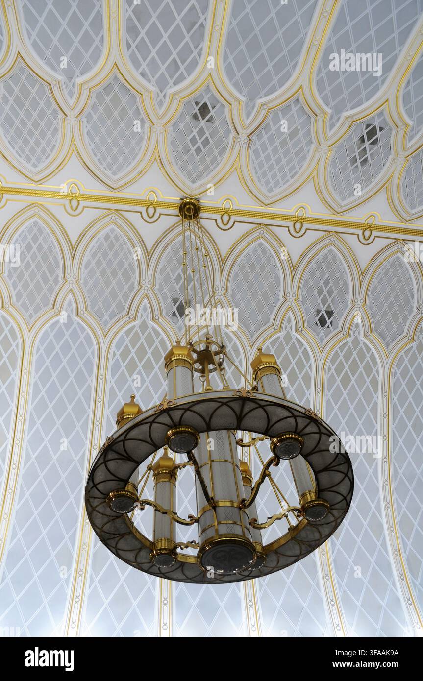 Vista interna della moschea Omar Ali Saifuddien che mostra un lampadario ornato, Bandar Seri Begawan, Brunei. Foto Stock