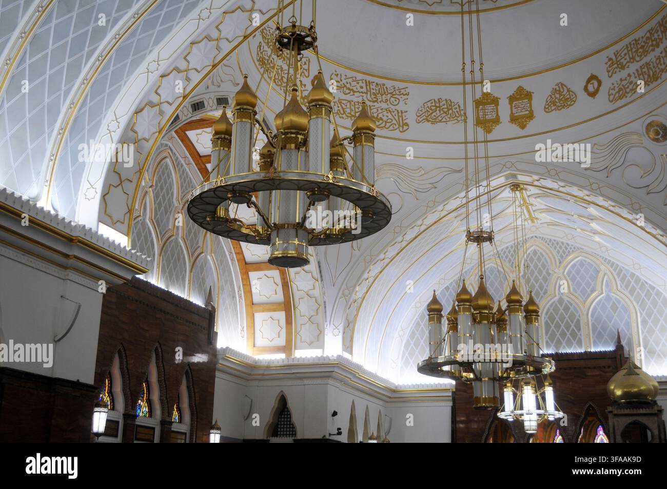 Vista interna della moschea Omar Ali Saifuddien che mostra un lampadario ornato, Bandar Seri Begawan, Brunei. Foto Stock