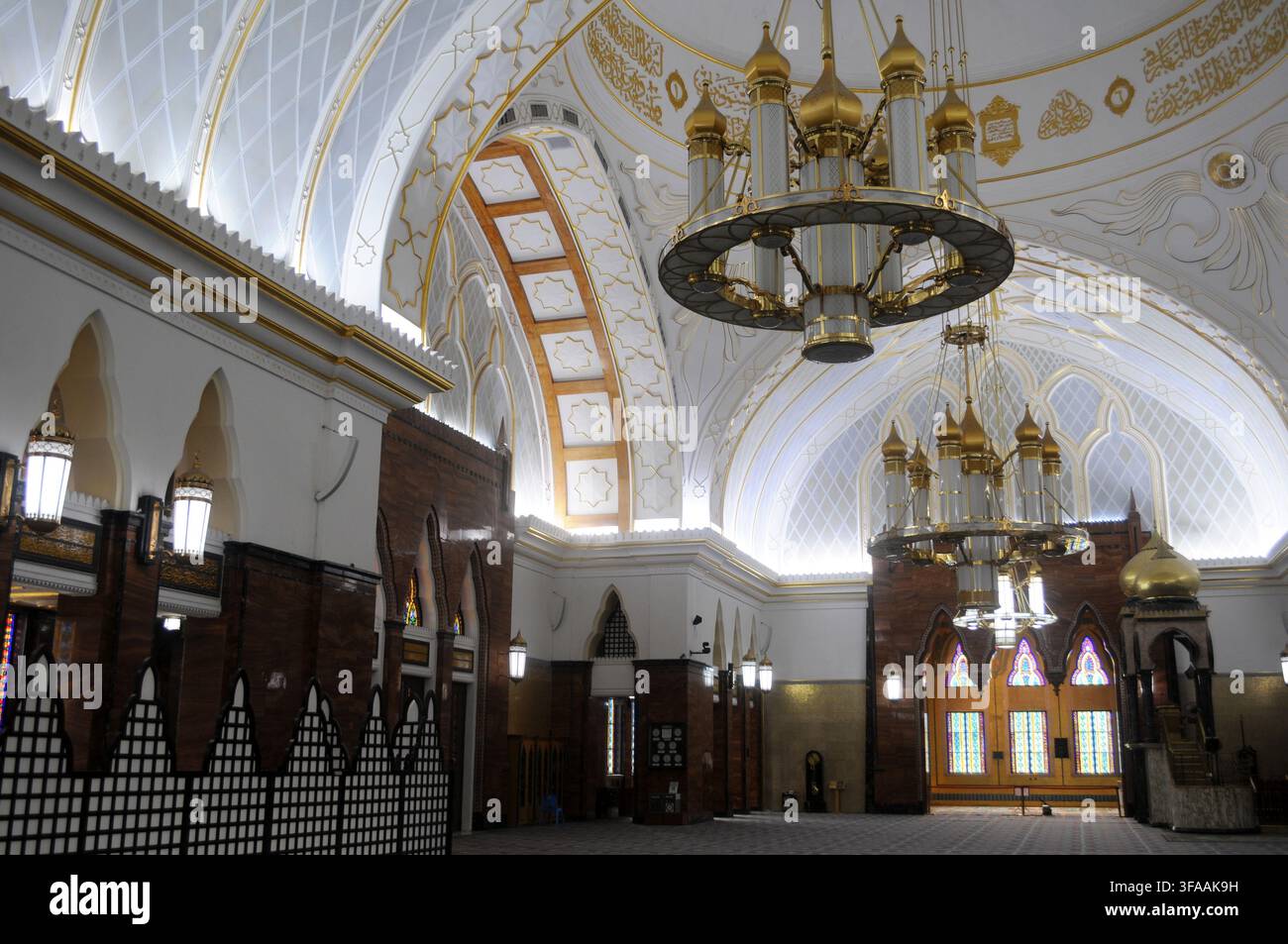 Vista interna della moschea Omar Ali Saifuddien che mostra un lampadario ornato, Bandar Seri Begawan, Brunei. Foto Stock