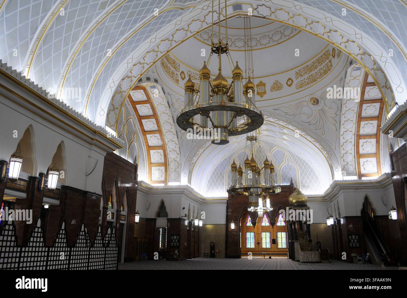 Vista interna della moschea Omar Ali Saifuddien che mostra un lampadario ornato, Bandar Seri Begawan, Brunei. Foto Stock
