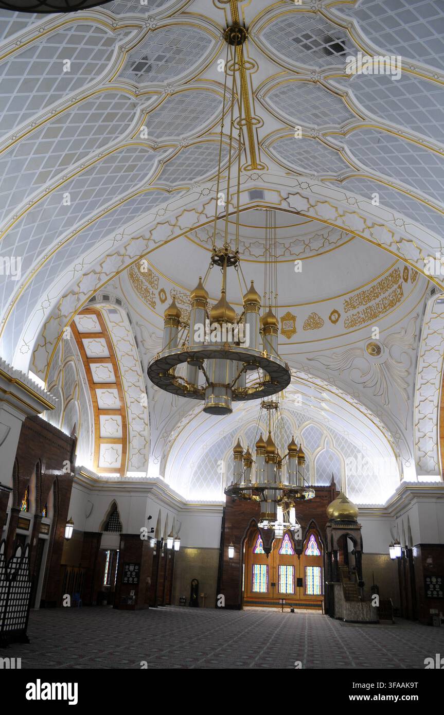 Vista interna della moschea Omar Ali Saifuddien che mostra un lampadario ornato, Bandar Seri Begawan, Brunei. Foto Stock