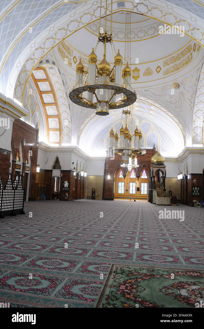 Vista interna della moschea Omar Ali Saifuddien che mostra un lampadario ornato, Bandar Seri Begawan, Brunei. Foto Stock